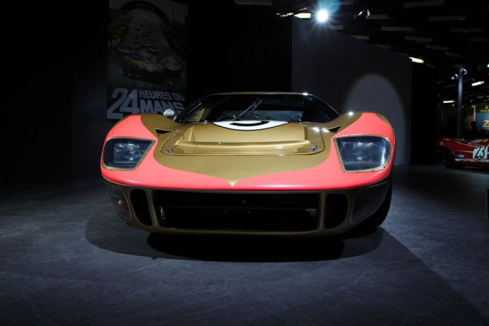 Milliárdos, eldugott gyöngyszemek Genfben 6 Ford GT40 – amely nevét a Gran Turismo versenykategóriáról, valamint 1016 milliméteres, azaz angolszász mértékegységgel pontosan 40 hüvelykes magasságáról kapta zsinórban négyszer diadalmaskodott 1966-1969 között. 1966-ban Le Mans-ban mindhárom dobogós helyezést megszerezte a típus.
Ez az autó tartotta az amerikai gyártó típusai között a sebességi rekordot, ugyanis 323 kilométer/órás száguldásra volt képes. A szakállas csúcsot az előd nyomdokain járó Ford GT döntötte meg. A típusból utcai változat is készült, amiből 133 darabot gyártottak.
