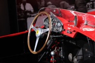 A Ferrari 250 TR műszerfala, hatalmas fakormány, analóg mutatók, egy letűnt, bátor, őrült kor emlékei