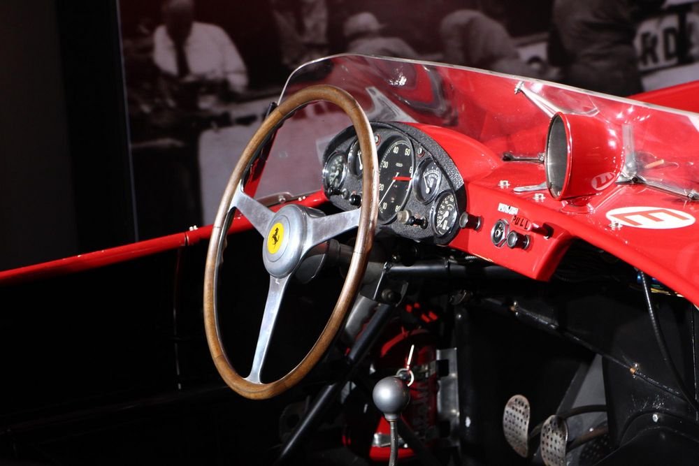 A Ferrari 250 TR műszerfala, hatalmas fakormány, analóg mutatók, egy letűnt, bátor, őrült kor emlékei