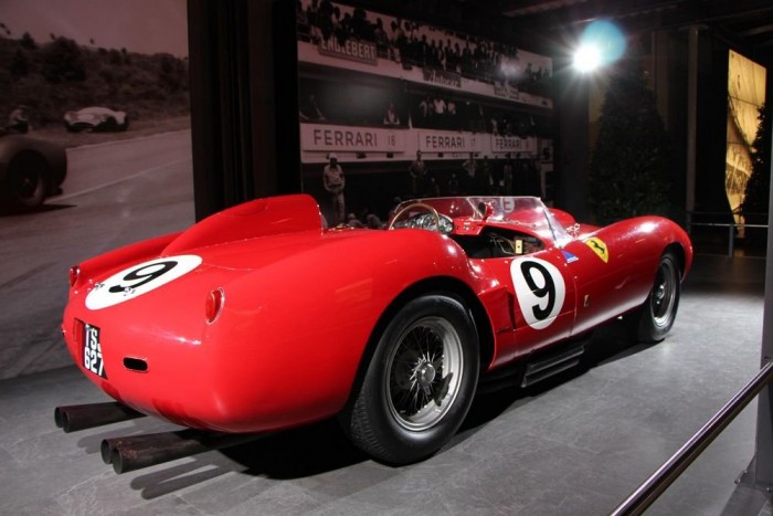 Milliárdos, eldugott gyöngyszemek Genfben 5 Ferrari 250 TR - Debütálásakor, 1957-ben nem sikerült célba érnie Le Mans-ban, de a következő évben már komoly sikereket ért el egyéb hosszútávú versenyeken Phil Hill és Peter Collins versenyzőlegendákkal a volán mögött. A 3 literes V12-es körülbelül 300 lóerőt teljesített, és akár 260 km/óra is elérhető volt a kor hipergazdag autóimádói számára.
Idén februárban ez a típus hódította el a valaha eladott legdrágább autó címét is, a 0704-es kódjelű darab szédítő, 39 millió dolláros áron cserélt gazdát