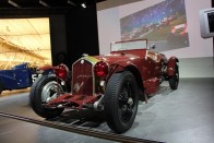 Alfa Romeo 8C - Kategóriájában négyszer aratott győzelmet a legendás olasz sportautó, 1931 és 1934 között zsinórban. 2300 köbcentis soros, nyolchengeres motorja ördögi dübörgéssel hagyta le a riválisokat, és a harmincas évek szintjén rémisztően sok, 165 lóerőt termelt.