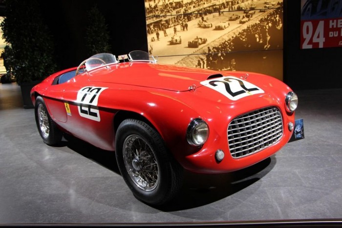Milliárdos, eldugott gyöngyszemek Genfben 3 Ferrari 166 M - A típus privát kezekben 1949-ben hódította el a Le Mans-i 24 órás verseny első helyét az 1501-2000 köbcentis autók között kiírt kategóriában. V12-es motorja körülbelül 128 lóerőt teljesített, neve pedig a hengerenkénti lökettérfogatból ered, ami 166 cm3 volt.
Enzo Ferrari ekkor még nem akart gyári csapatot indítani, így egy privát versenyző, Lord Selsdon állt rajthoz, aki cefet másnapossága miatt csak egy órát vezetett, a maradék 22 óra 48 percet pilótatársa Luigi Chinetti küzdötte végig, és nyert végül 132,420 km/órás átlaggal.