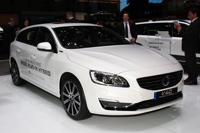 Kukázza a V8-ast a Volvo 14 | Vezess Most készül a V60 Plug-in Hybridből az Euro 6-os változat. Ez az első konnektorról tölthető dízel hibrid a világon