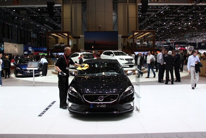 Kukázza a V8-ast a Volvo 16 | Vezess Egyedülálló számokat tud a V40 az új dízelmotorral: 190 LE, 400 Nm, 3,3 l/100 km szabványos átlagfogyasztás