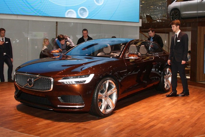 Kukázza a V8-ast a Volvo 8 | Vezess A kétajtós tanulmány aP1800 ES-t idézi. Ez a harmadik koncepcióautó Thomas Ingenlath, a jelenlegi fődesigner vezetésével