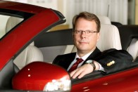 Peter Mertens Németországban született. A Volvo kutatás-fejlesztési alelnöke az Opelnél és a Jaguar/Land Rovernél dolgozott korábban