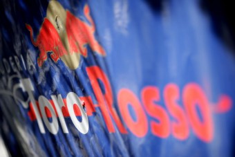 F1: A Toro Rosso segíti a Red Bullt