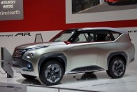 A Mitsubishi Concept GC PHEV (Grand Cruiser plugin hybrid electric vehicle) a következő generációs Pajero megjelenését vetíti előre. Óriási SUV, minden méretében nagyobb a mai Pajerónál. Viszont mintha nem lenne olyan arányos és szép, nemde? 335 lóerős, kompresszoros V6-os benzinmotor és 94 lovas villanymotor dolgozik benne vállvetve, a tisztán elektromos hatótáv 40 km.