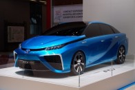 A Toyota FCV Concept egy nagyon komolyan gondolt hidrogénüzemű prototípus. A négyüléses szedán formája nagyon különös az európai szemnek, a gigantikus ál-légbeömlőkbe épített kis plasztikpiramisokkal elég sokkoló látvány. 135 lóerős, 170 km/h a vége és csak vízgőzt ereget füst helyett - ha nem is esztétikai okból, de reméljük, hogy valóban utcára kerül a kocsi.