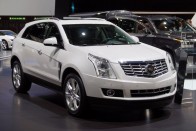 Cadillac SRX. 3,6 literes, 308 lóerős V6-os benzinmotorjával nem lesz az európai vevők kedvence, de talán nem csak a dízelmotor hiánya akadályozza majd a piaci hódítást mifelénk. Vagy mi tévedünk, és a GM luxusmárkájának SUV-je SZÉP?