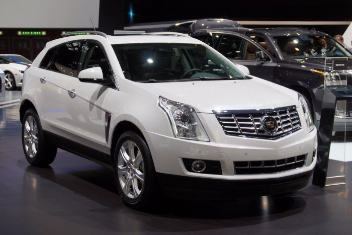 Cadillac SRX. 3,6 literes, 308 lóerős V6-os benzinmotorjával nem lesz az európai vevők kedvence, de talán nem csak a dízelmotor hiánya akadályozza majd a piaci hódítást mifelénk. Vagy mi tévedünk, és a GM luxusmárkájának SUV-je SZÉP?