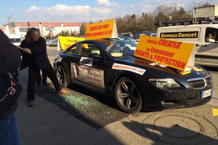 BMW, kalapáccsal szétzúzva 4