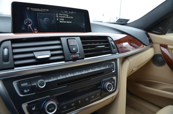 Nyugtató adrenalin 16 | Vezess A megújult iDrive rendszer sokkal átgondoltabb, és könnyebben kezelhető, mint elődje, az pedig nagy piros pont a BMW-nek, hogy az multimédiás központi egység magyarul is tud, és félrefordításokat sem találtam benne