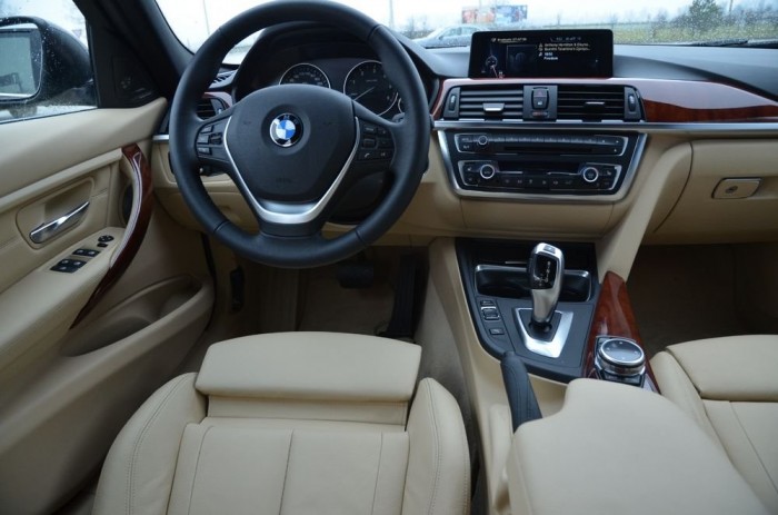 Nyugtató adrenalin 17 | Vezess Alapból bizony ez nem így néz ki, súlyos milliókat kell belepumpálni a hármasba, hogy ez az utastér fogadjon reggelente.