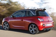 A stílusos és izmos 500 Abarth orra alá szeretne borsot törni az Opel sporttörpéje. Az Adam S 140 lóerős turbómotorral és egyedi futóművel támad.