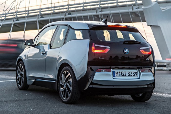 Van baja, de rendkívüli: BMW i3 9 | Vezess Irritálók a piroson áthajtó, senkiért nem fékező biciklisták, de ők tudják, hogy a megállás és az újraindulás mekkora energiapazarlás. Az i3-ban a műszerfali kijelző segít egyenletesen haladni