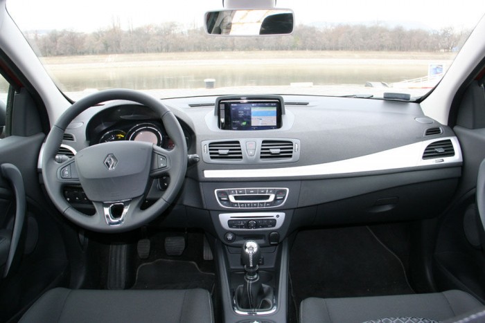 Arcműtét után a másodhegedűs 8 | Vezess Nincs tolatókamera, és átlósan hátra nehézkes a tájékozódás, de megszokható