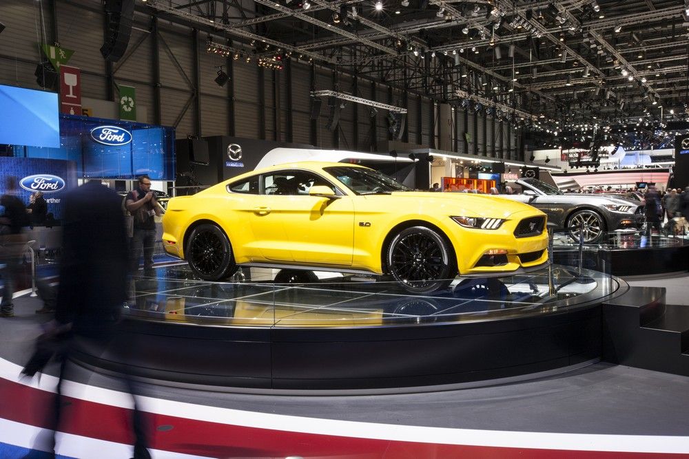 Az új Ford Mustang a Genfi Autókiállításon. Kupé változat ötliteres, V8-as, 426 lóerős motorral