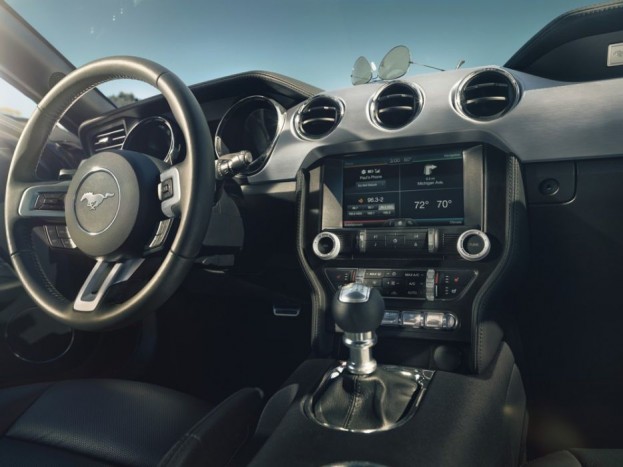 Titkok a világhódításra készülő Ford Mustangról 3 Már a Mustangban is érintőképernyőn kezelhetünk számos funkciót. Hangulatában azonban hű maradt az utastér az eredetihez. Egy gyors beülés alkalmával annyit sikerült megállapítani, hogy a váltó nagyon pontos, a feláras Recaro ülések remekül tartanak, az érintőképernyős rendszer kezelése pedig pofonegyszerű. A minőség ellenben inkább amerikai, mint európai színvonalú