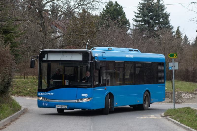 Tegnap már a bilikék flottaszínben futották a próbaköröket a lengyel midibuszok Budapest utcáin. Pedig akár magyar gyártmányokkal is utazhatnánk