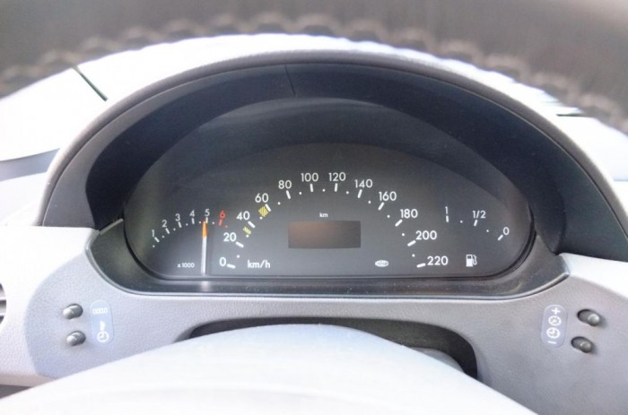 Egyszerű a műszerfal, vízhőfok jelző nincs, és ebben az esetben a fordulatszám mérő sem funkcionál 