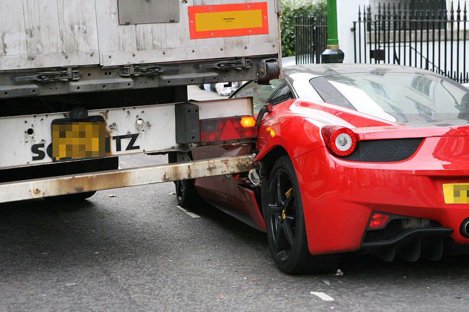 Felnyitották a Ferrarit, mint egy konzervet 11