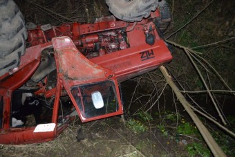 Tetőre vágott traktor Zala megyében