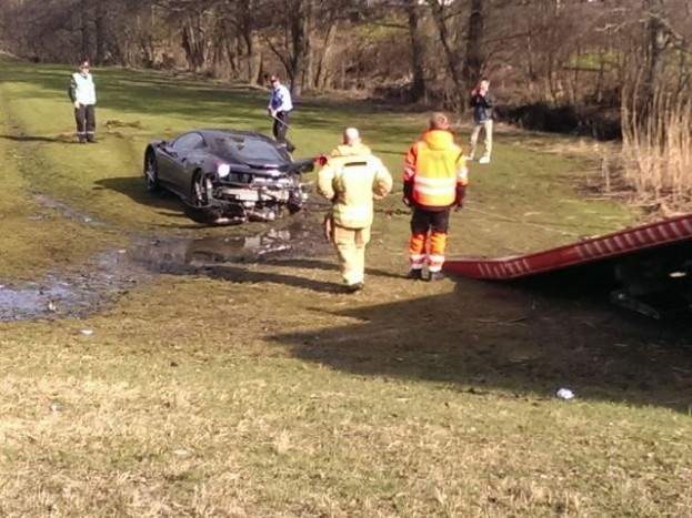 Az iskola udvarán landolt a Ferrari 5 | Vezess Az iskola udvarán landolt a Ferrari 5