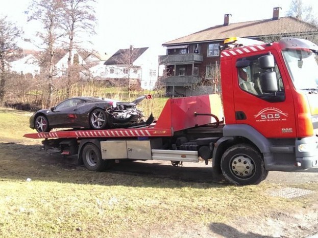 Az iskola udvarán landolt a Ferrari 7 | Vezess Az iskola udvarán landolt a Ferrari 7