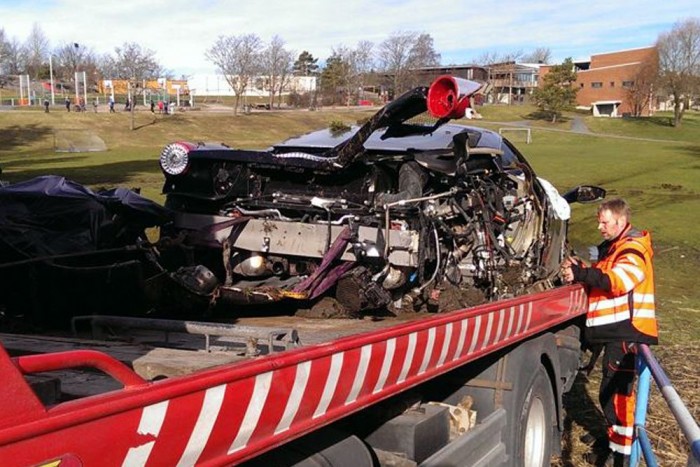 Az iskola udvarán landolt a Ferrari 8 | Vezess Az iskola udvarán landolt a Ferrari 8