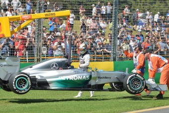 F1: Hamilton egy pillanatra bepánikolt