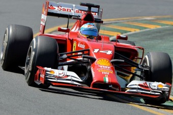 F1: Alonso az élen, Hamilton fél kört ment