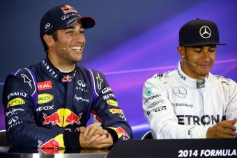 F1: Ricciardo alig hiszi a második helyet