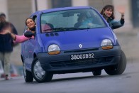 A '92-es Twingo zseniális autó, kortalan dizájnja sosem megy ki a divatból. Ma már a legolcsóbb papíros, mozgásképes autók közé tartoznak az első széria leharcoltabb példányai, de talán egy százezres Twingón látszik legkevésbé, hogy százezres autó