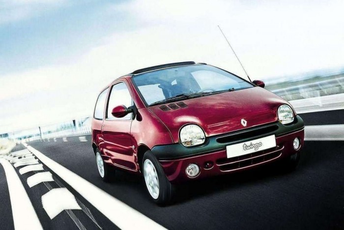 Már százötvenezerért is lehet Twingót kapni 6 A facelift 2002-ben érte el a kiskocsit, a legfőbb külső megkülönböztető jele a felfrissített Twingónak a közös bura alá tolt fényszóró és irányjelző