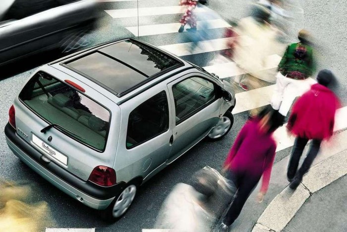 Már százötvenezerért is lehet Twingót kapni 13 | Vezess Az üvegtetős vagy vászontetős példányok már-már kabriós szabadságérzetet adnak