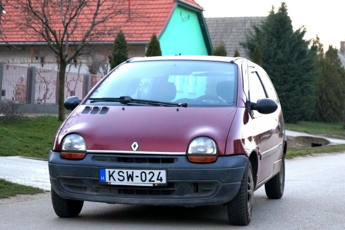 Már százötvenezerért is lehet Twingót kapni 8 | Vezess Nagyjából 250 ezer forintos autó látható a képen. Fittebb, mint amennyit ér