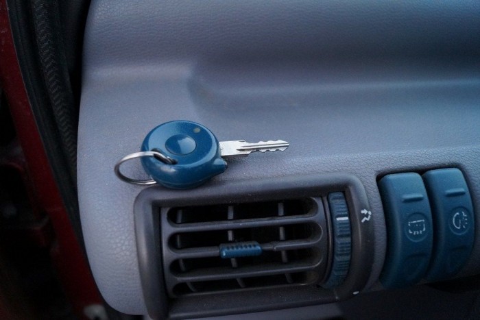 Már százötvenezerért is lehet Twingót kapni 11 | Vezess Még a gyári kulcs is tükrözi a Twingo eredendő vidámságát. És 19 évesen még milyen fitt!