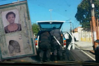 A rendőrautó mögött vonszolták a lelőtt áldozatot