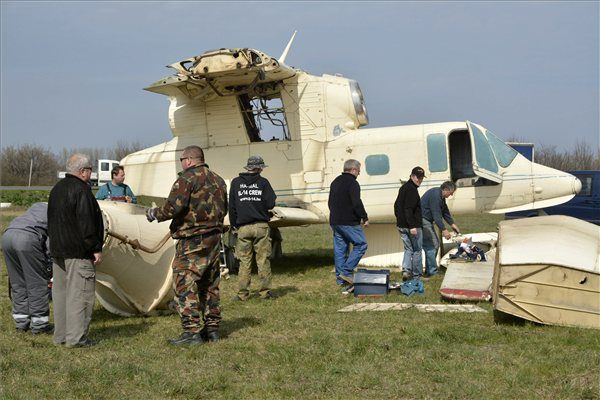 Nap képe: Repülőt bontanak Szolnok mellett 1