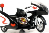 1966-ban még kissé férfiatlan oldalkocsis motorkerékpáron hasított Batman és Robin, ez volt a Batcycle. 1997-ben már a sokkal komolyabb Batblade-et használták, míg 2008-ban már az irgalmatlan széles hátsó kerekű Betpoddal nyomta le a gonoszokat a Denevérember. Batman motorjának műszaki tulajdonságait firtatni épp olyan felesleges, mint azon spekulálni, hány lóerős lehetett Luke Skywalker X-Wing-je. Batman motorja nem műszaki cikk, hanem valamiféle ködös kamaszálom, és így is van ez jól.