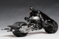 1966-ban még kissé férfiatlan oldalkocsis motorkerékpáron hasított Batman és Robin, ez volt a Batcycle. 1997-ben már a sokkal komolyabb Batblade-et használták, míg 2008-ban már az irgalmatlan széles hátsó kerekű Betpoddal nyomta le a gonoszokat a Denevérember. Batman motorjának műszaki tulajdonságait firtatni épp olyan felesleges, mint azon spekulálni, hány lóerős lehetett Luke Skywalker X-Wing-je. Batman motorja nem műszaki cikk, hanem valamiféle ködös kamaszálom, és így is van ez jól.