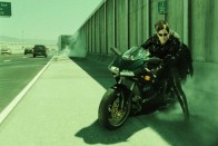 A filmtörténet talán legtöbbekhez eljutott motoros üldözésében 2003-ban Trinity egy virtuális Ducati 996-tal menekült az ügynökök virtuális autói elől egy emlékezetes termékelhelyezés során. A 122 lóerős, 260 km/h körüli végsebességű olasz sportmotor nem különösebben kiemelkedő, ami a teljesítményt illeti, de dizájnban, műszaki megoldásaiban (L2-es blokk, száraz kuplung, desmodromic vezérlés) mindenképp ikonikus darab, mint minden Ducati.