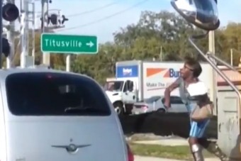 Nőnek öltözött férfi támadt egy családra