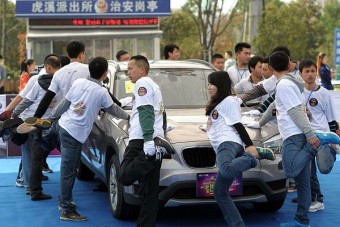 Luxusautóért pipiskedtek