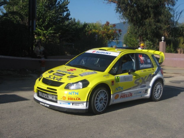 Suzukik, amik nem viccelnek 4 Suzuki SX4 WRC - Az 320 lóerős, 2,0 literes turbós SX4 fejlesztését az után kezdte el a Suzuki WRC miután 2007-ben sikerült megnyerniük a Junior World Rally Championship-et, a JWRC-t. 2008-ban álltak először élesben is rajthoz az SX4-el. Az év első felében sok műszaki probléma adódott az autóval, ami új konstrukció lévén várható volt. Nem elfelejthető, hogy a Suzukinak a WRC sorozatban semmi tapasztalata nem volt. A világbajnokság nyári szünetében a finn rally előtt a kocsit szinte teljesen újjáépítették az addigi tapasztalatok alapján, ami meg is látszott az eredményekben. Az SX4 WRC sokkal megbízhatóbb lett. Az utolsó hat futamot mindkét versenyző befejezte. Az év végén P-G Andersson a 12-ik helyezést érte el 12 ponttal, míg csapattársa Toni Gardemeister a 13-ik helyet 10 ponttal.
