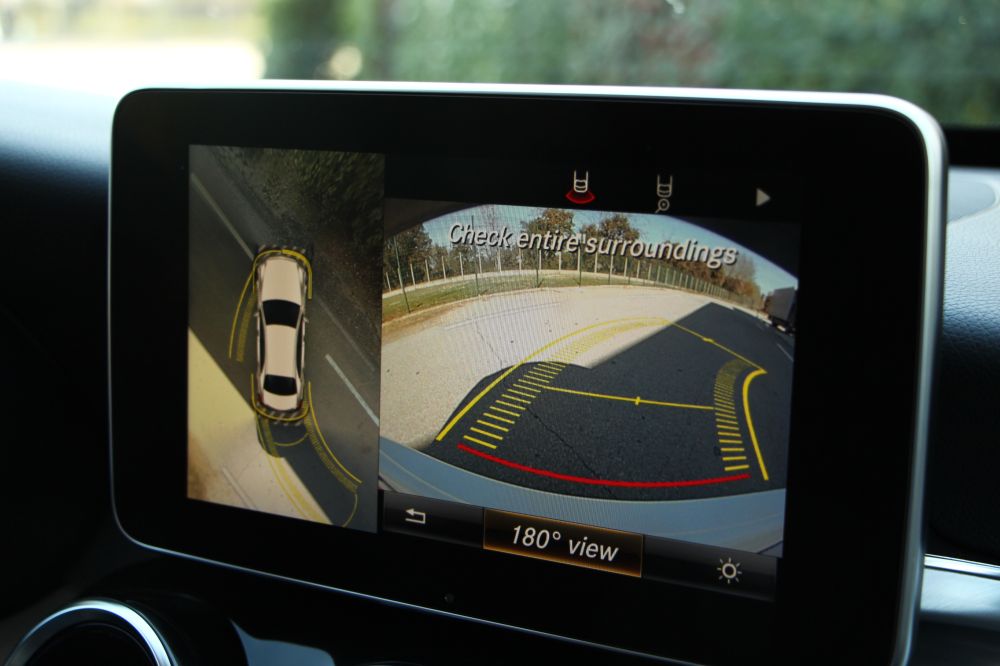 360 fokos kamerarendszer segíti a parkolást