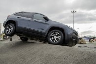 Magyarországról elsőként vezettük az új Jeep Cherokee-t. A törzsfőnök legfrissebb generációja terepjárók gyötrésére épített speciális pályán bizonyította, hogy méltó arra, hogy törzsének elöljárója legyen.