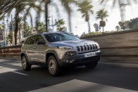 Így néz ki az új Jeep Cherokee, amikor éppen nem borotvaélen táncol. Sokak szerint túl merész a formaterve, de Amerikában egyelőre viszik, mint a cukrot