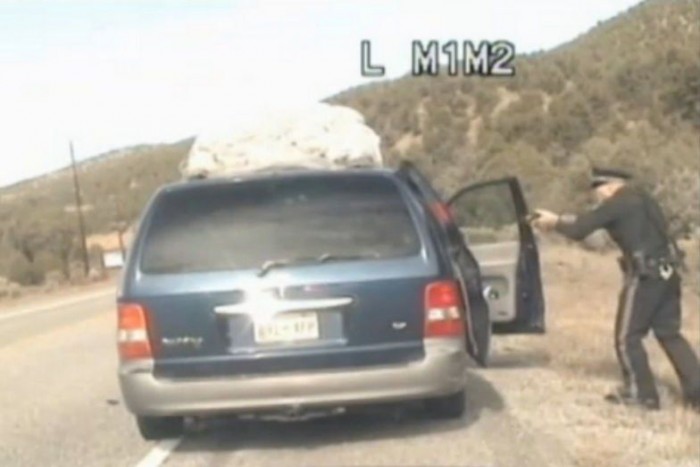 Ha igazoltatnak, ne nyúlj a sétabotért (18+) 3